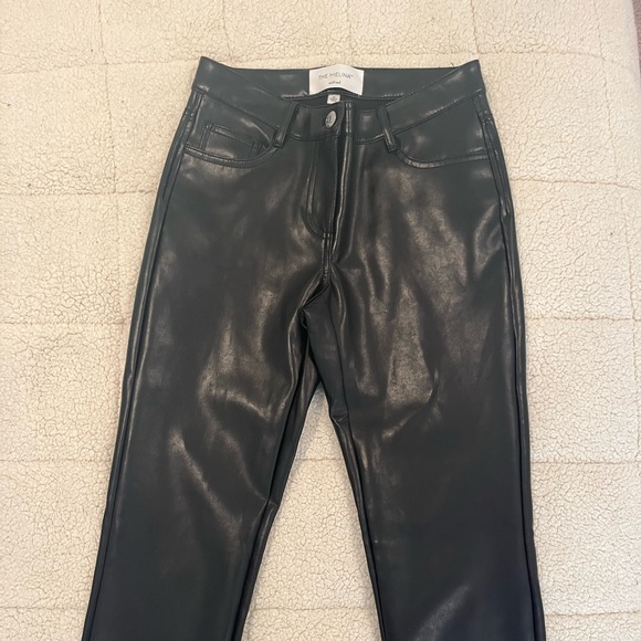 Aritzia Pants - Aritzia slim fit Melina pants